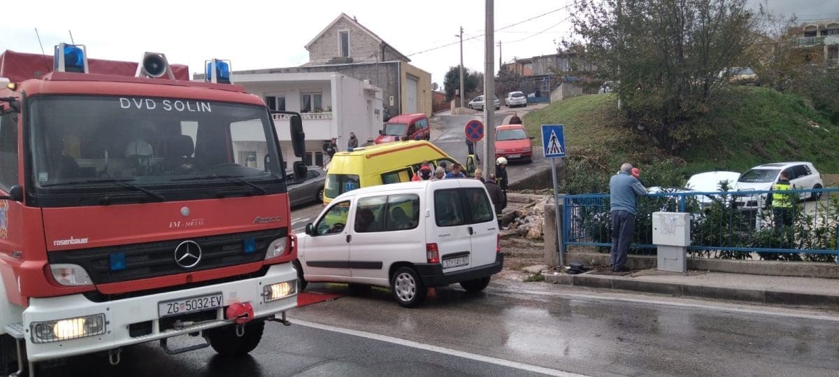 NA TERENU HITNA I VATROGASCI Sudar u Solinu, jedna osoba hitno prebačena u bolnicu