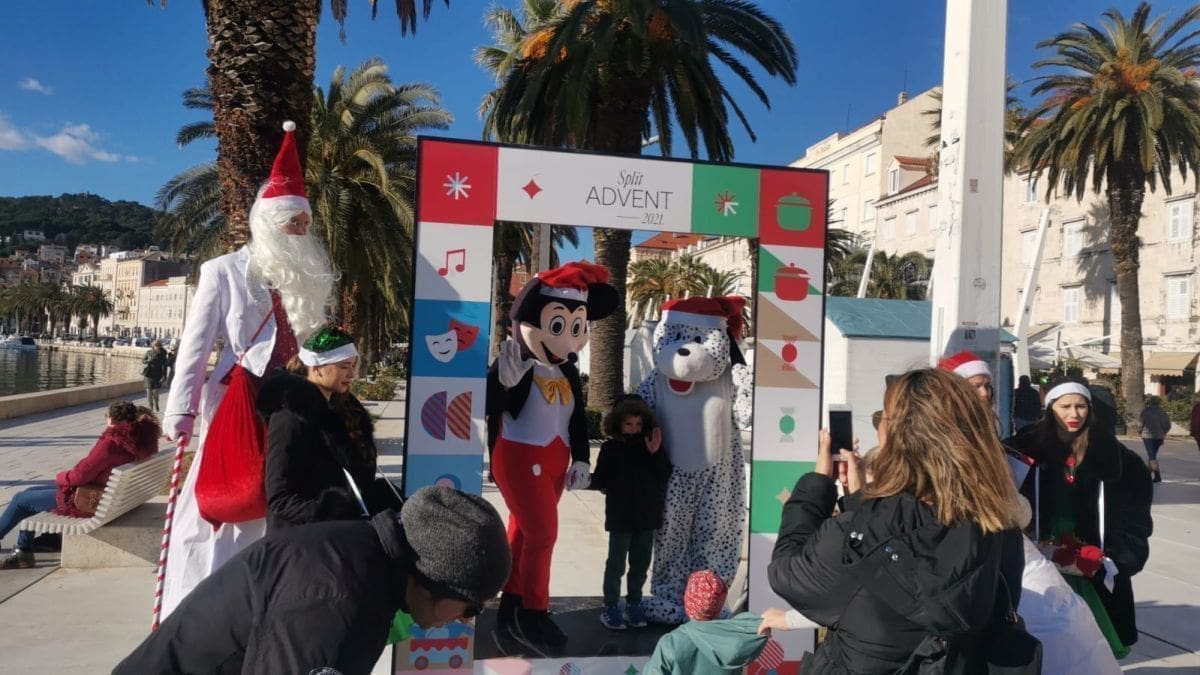 TZ grada Splita i Croatia Airlines daruju: Objavite fotografije s adventskom povorkom i osvojite zrakoplovne karte!