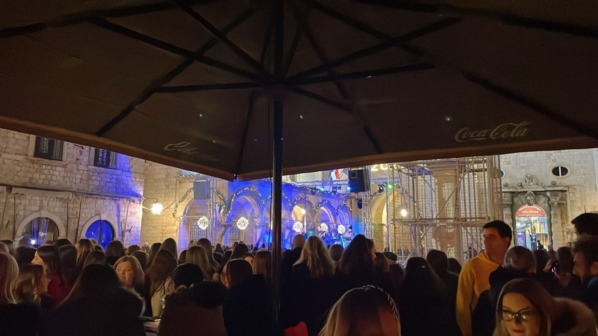 ADVENTSKO LUDILO U DUBROVNIKU Stradun krcat, pogledajte kako je grupa Magazin zagrijala atmosferu