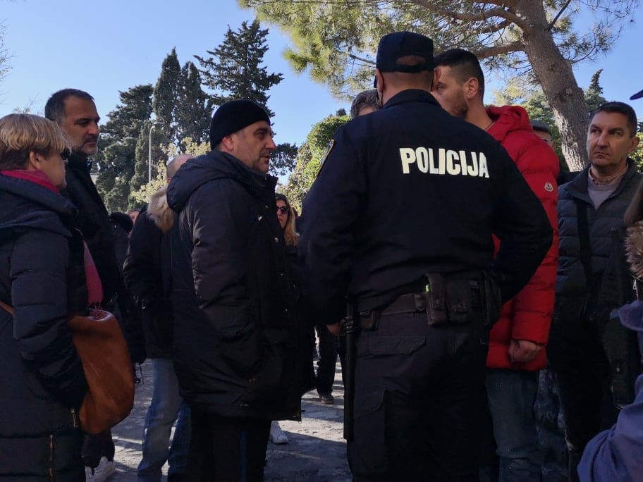 NIJE PROŠLO BEZ PROBLEMA Članovi Udruge Stari pazar raspravljali s Ivoševićem, stigla i policija