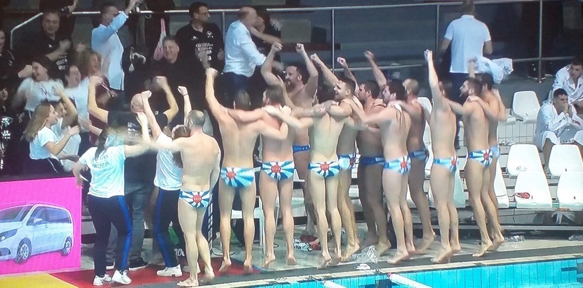 Povijesni dan za Jadran u Zagrebu. Vaterpolisti i vaterpolistice osvojili kup