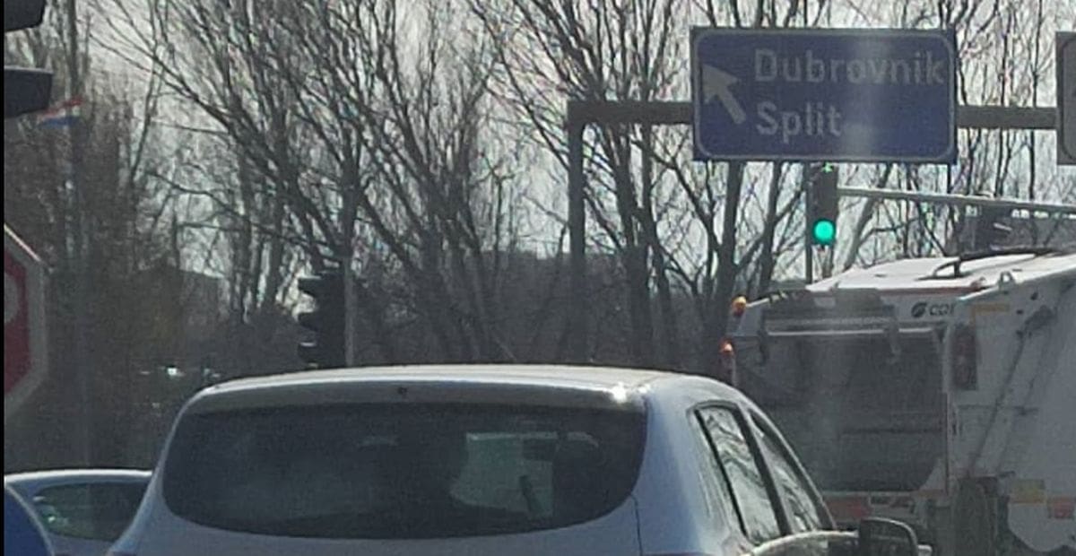 SNALAŽLJIVI SPLIĆANIN Prevozio dugačku cijev na automobilu splitskim ulicama. Pogledajte kako ju je svezao