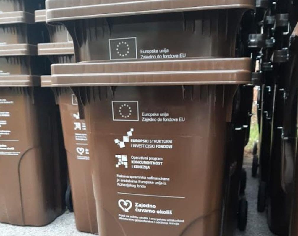 Podjela manjih spremnika za biootpad stanovnicima obiteljskih kuća i manjih objekata na području gradskih kotara Neslanovac i Brda
