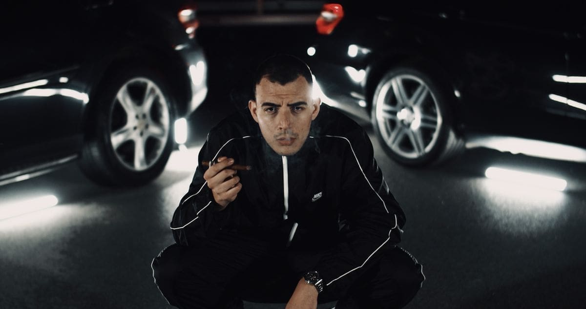 DALMATINSKI REPER ODUŠEVIO SCENU Ovaj mladić je drukčiji od drugih: "Nema u mojim pjesmama mišljenja o tome hoćeš li se cijepiti ili ne, trebaš li se iseliti u Njemačku ili Irsku"