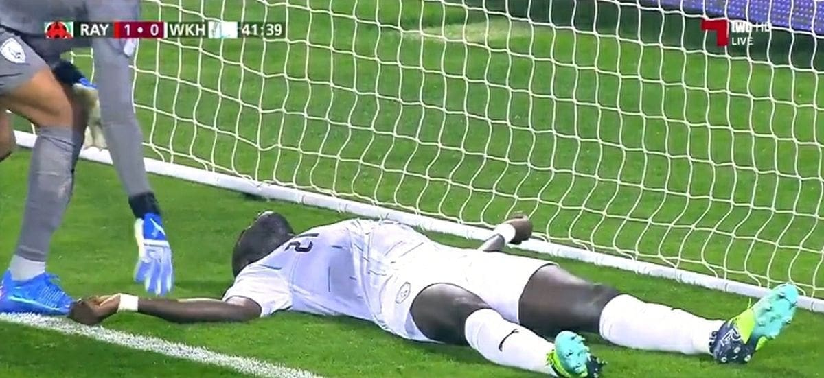 UŽASNE SCENE Ousmane Coulibaly doživio je srčani udar na utakmici. Susret je prekinut!