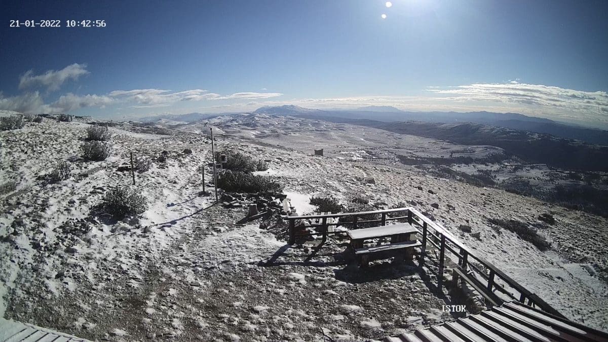 Bura otežava promet uzduž obale, ne plove neki katamarani. Na Dinari ispod -10 stupnjeva