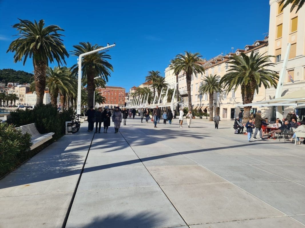 dir-po-splitskoj-rivi-riva-split-nn-sunce-more-kafici (1)