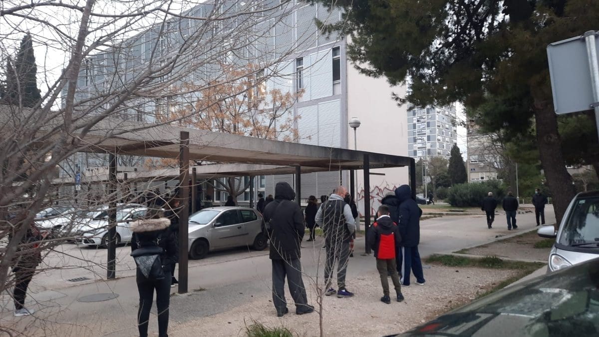 "NIKAD NEĆU DOĆ NA RED, ISPALIT ĆU" Red ispred Školske poliklinike ogroman