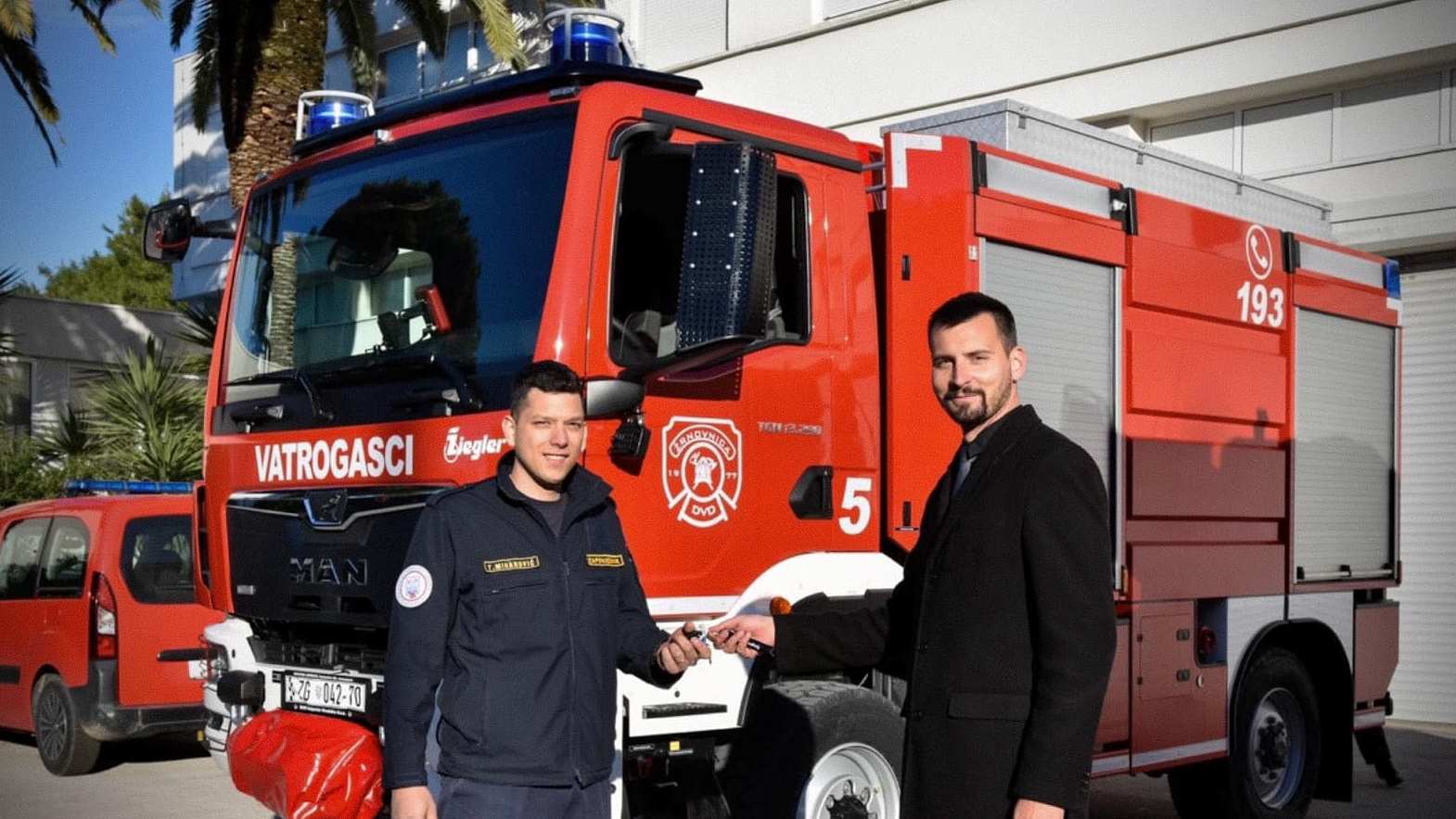 OPREMA VRIJEDNA 3.1 MILIJUNA KUNA Grad uručio vatrogascima dva nova vozila: "Sretni kilometri"