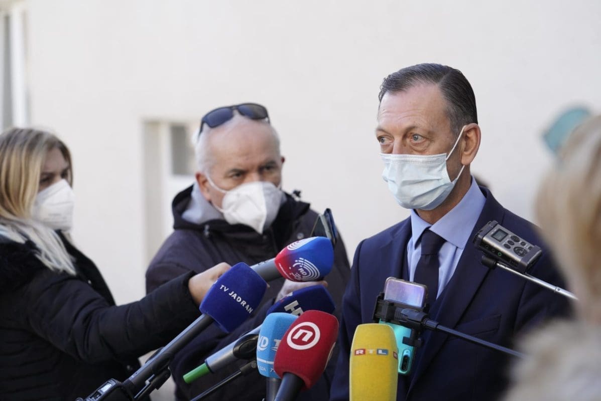 ŠIRI SE DRUŠTVENIM MREŽAMA Novinari pitali Meštrovića o smrti žene koja se tri puta cijepila: "Ne možemo reći da postoji veza između cijepljenja i tog tragičnog događaja"