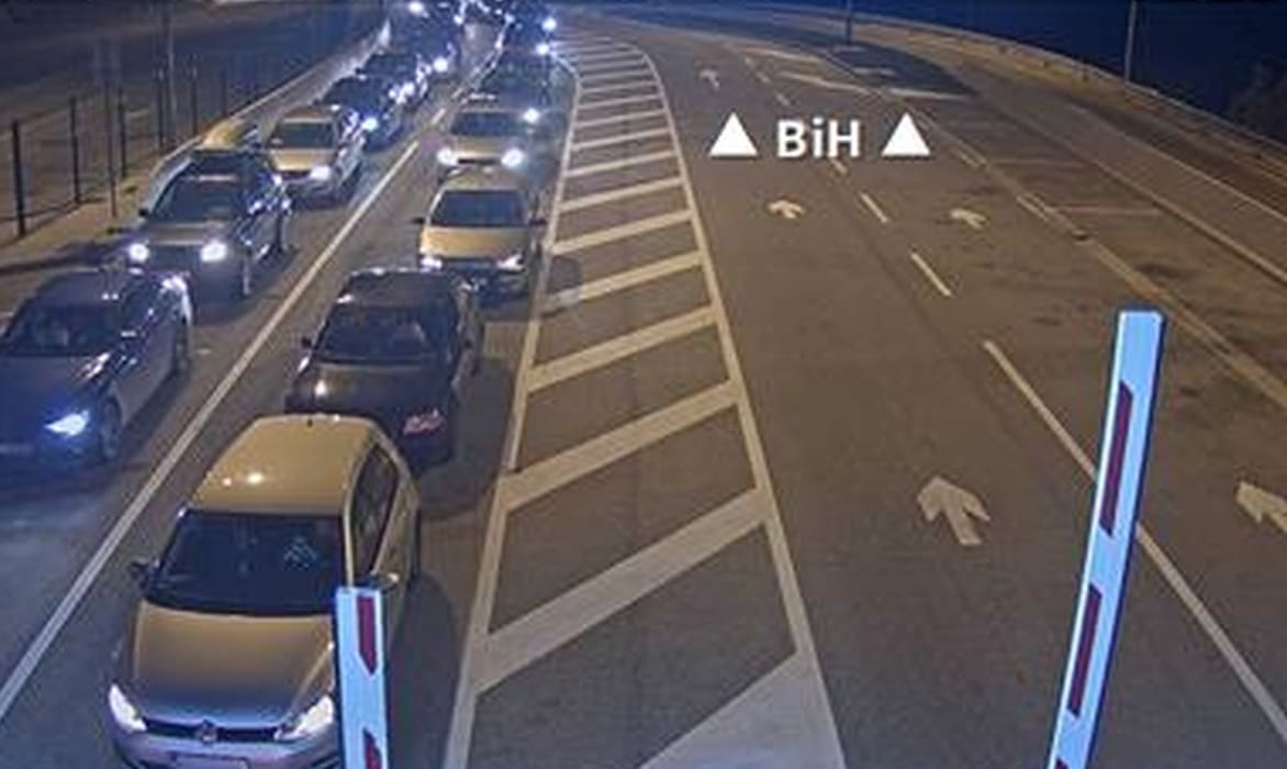 ČEKA SE SATIMA Masovan povratak u RH zakrčio granicu: "Ljudi, nemojte ić' na Kamensko. Kolona je duga 3 kilometra"
