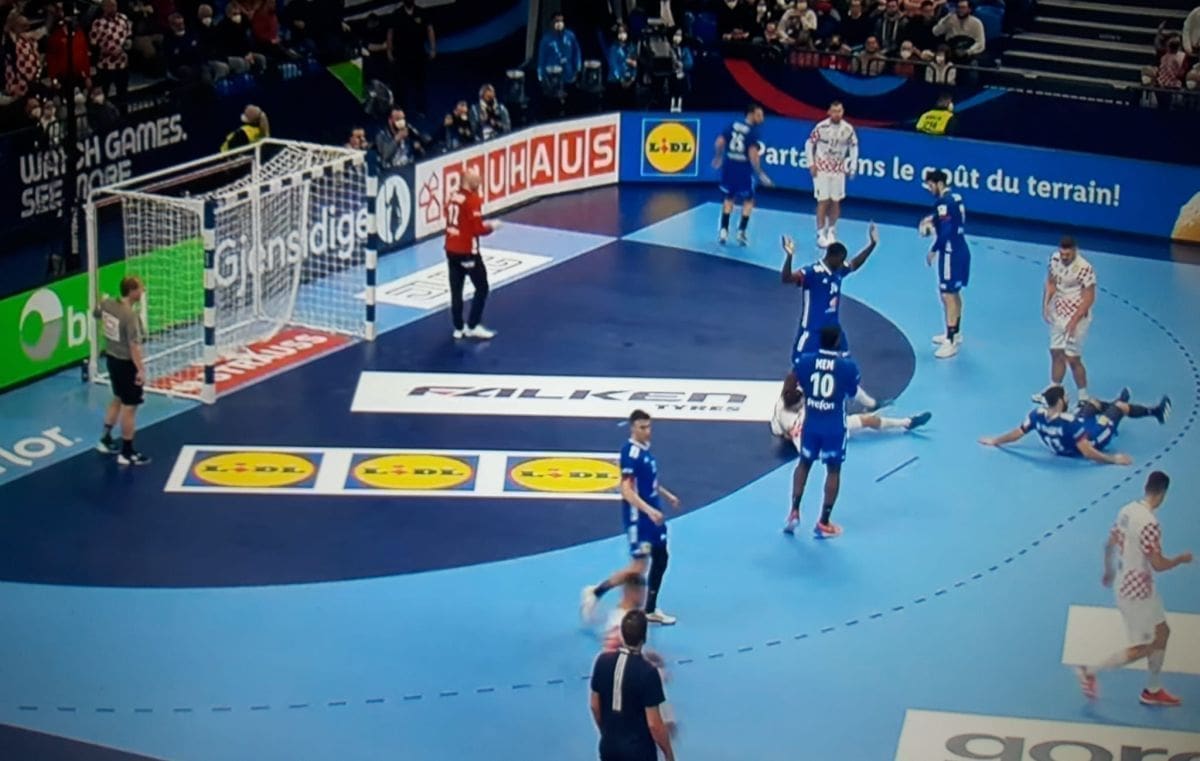 HRVATSKA - FRANCUSKA 11:13 Prvo poluvrijeme u znaku Francuske. Kauboji u grču