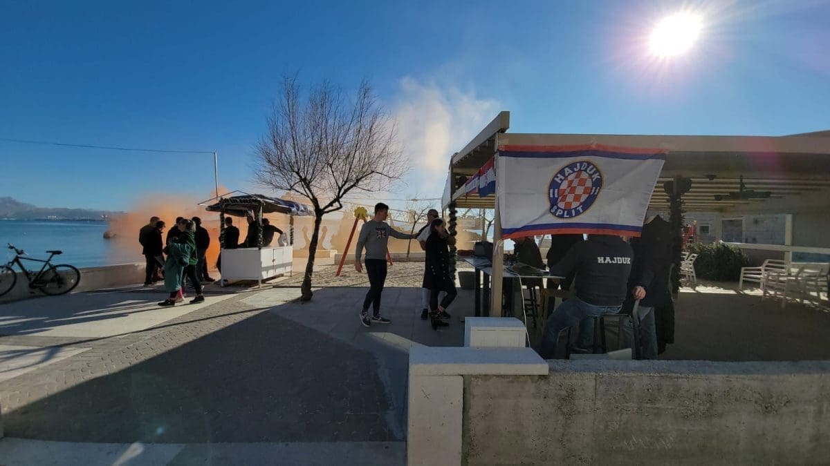 ZBOG JEDNE LJUBAVI Ostajalo se i duže od planiranog. Pjevale se Hajdukove pjesme, a novi članovi samo pristižu