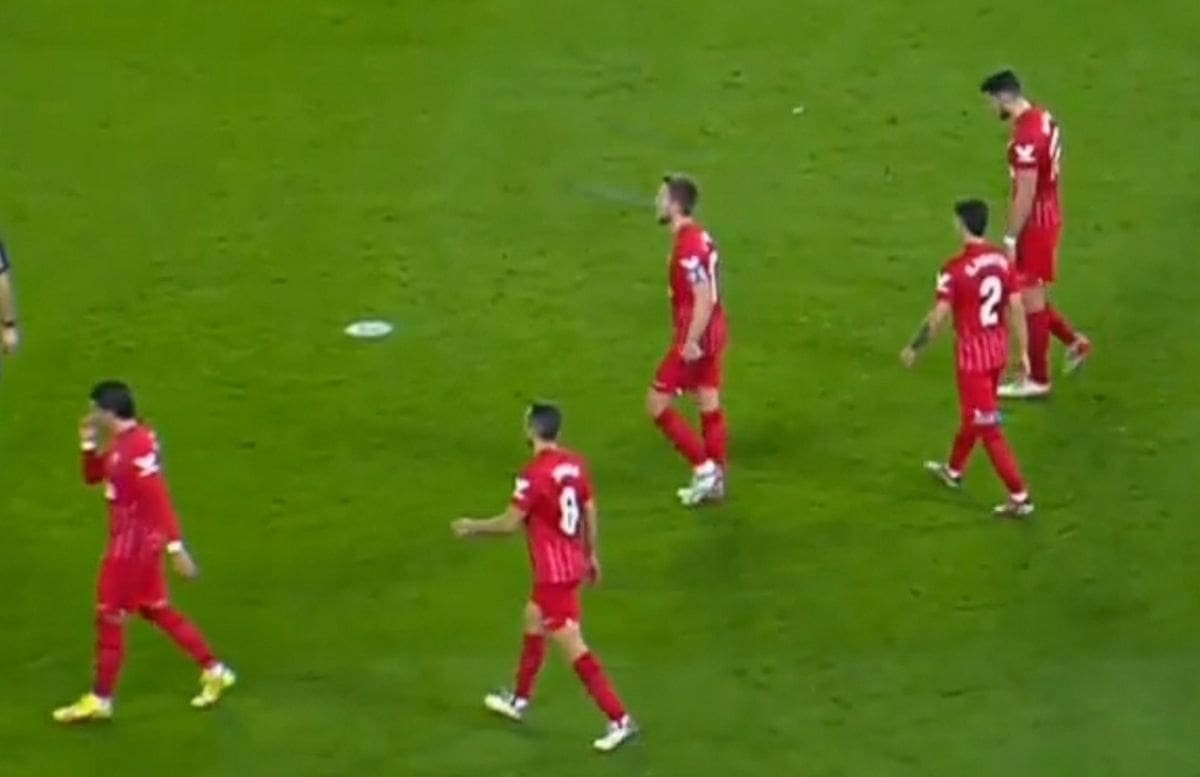 STRAVA NA UTAKMICI Rakitićev suigrač dobio udarac nečim nalik na šipku u glavu. Utakmica prekinuta!