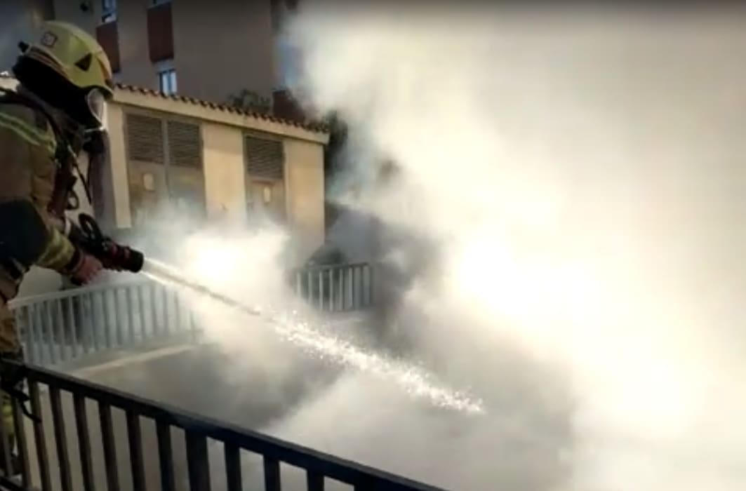 VIDEO Izbio požar u Dubrovačkoj, dojurili vatrogasci: "Vatra je zaprijetila da se proširi u podrum"