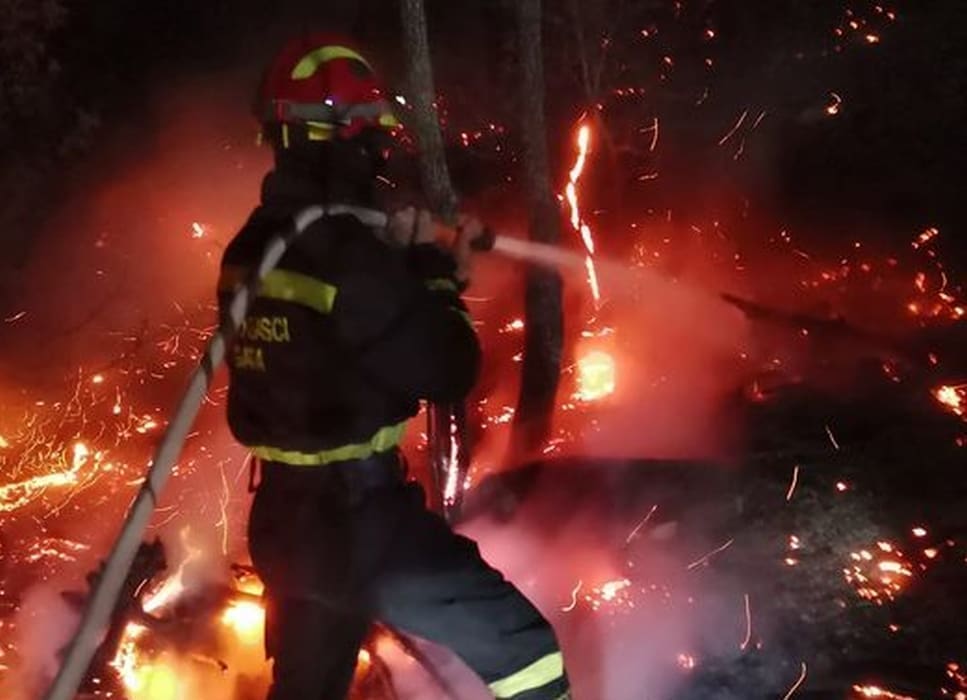 POŽAR I U TUGARAMA Na terenu su vatrogasci iz Omiša i Gata