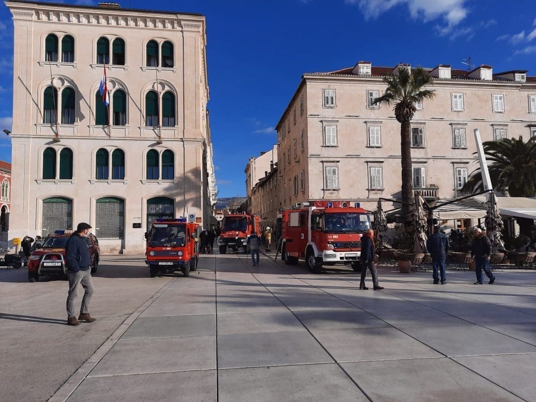 DIM IZNAD PALAČE Vatrogasci dojurili na splitsku Rivu