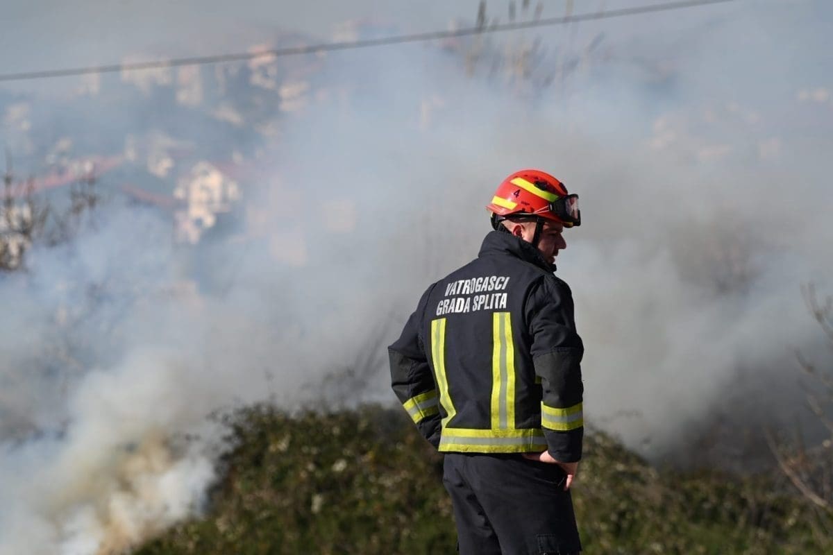 PLANULA KUĆA KOD DUGOG RATA Više vatrogasaca pohitalo na mjesto događaja: Sve smo doznali, evo što se dogodilo