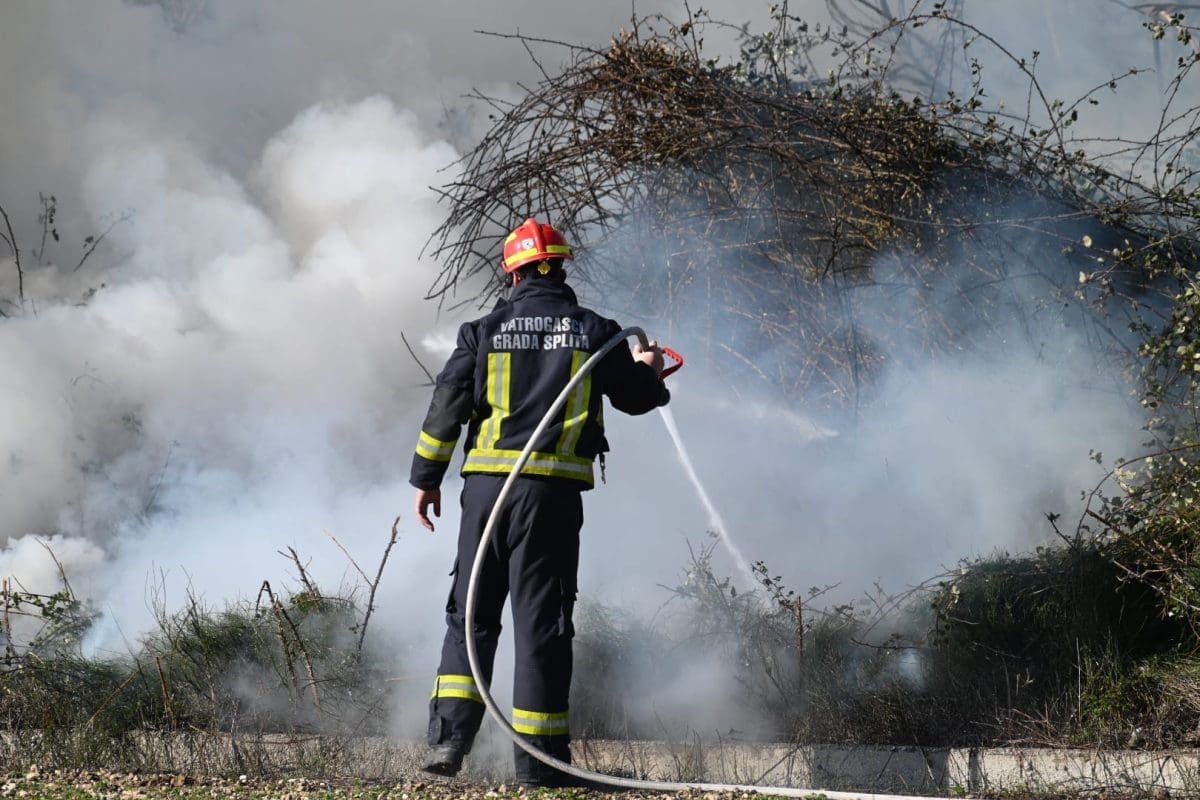 VATRENA BUKTINJA U KOREŠNICI Više vatrogasaca je na terenu, gori trava i raslinje
