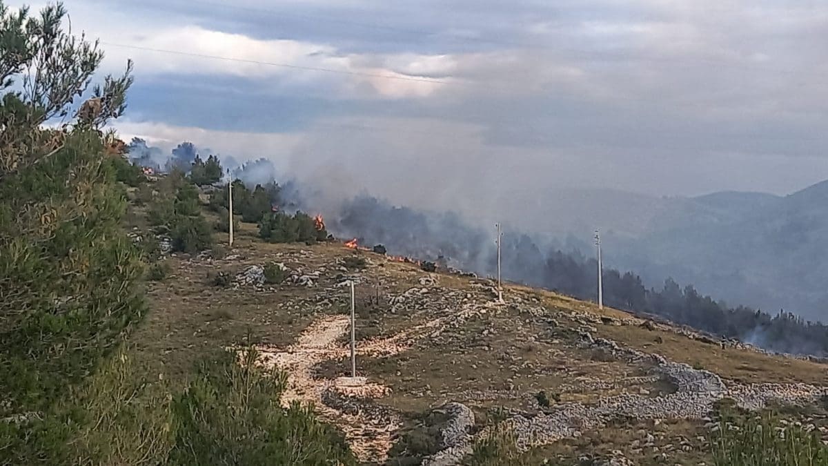 VELIKI POŽAR U DALMACIJI Gasi ga preko 30 vatrogasaca, isključena i struja