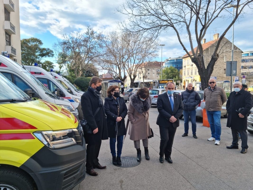 Župan uručio ključeve deset novih vozila Zavodu za hitnu medicinu