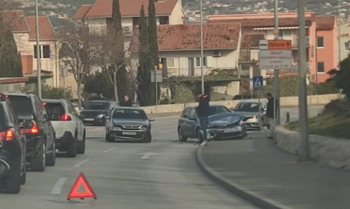 TRENUTAK NEOPREZNOSTI Nova prometna nesreća u Splitu, dijelovi automobila razasuti po cesti. Evo što doznajemo...
