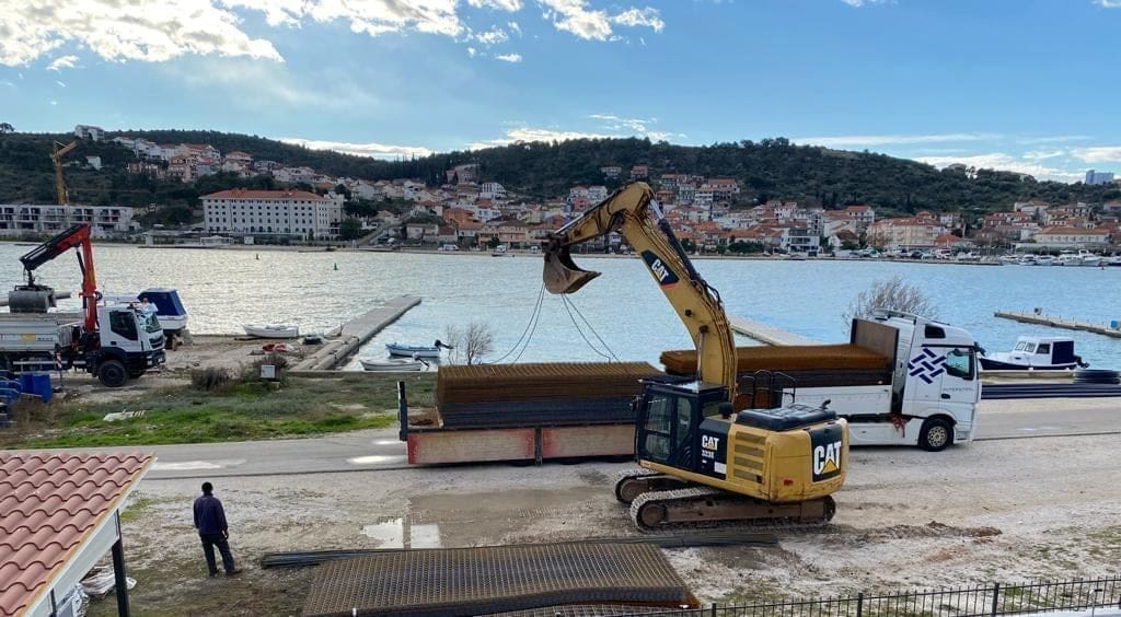 RADOVI U TROGIRU Počelo uređenje šetnice sa biciklističkom stazom, za šest mjeseci bi sve trebalo biti gotovo