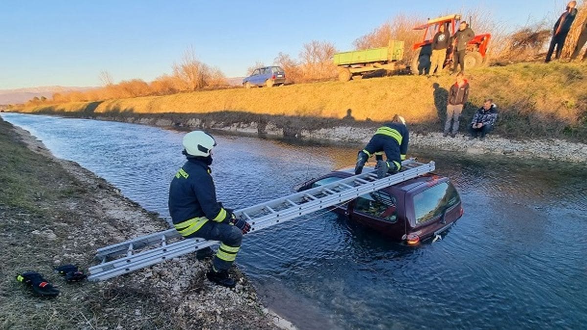 DRAMA U ZAGORI Vozilom sletio u kanal, intervenirali vatrogasci