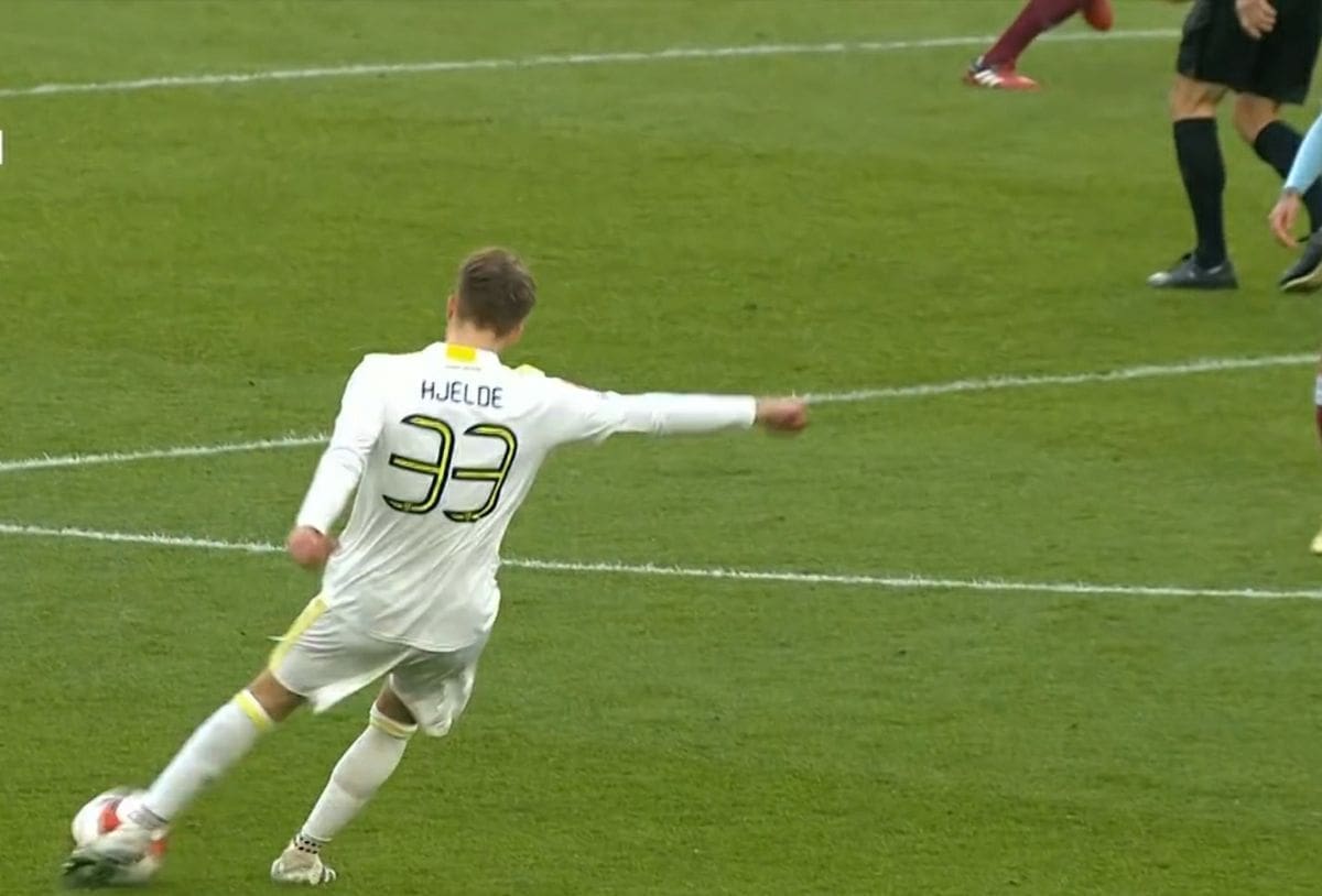 Dok je Vlašić radio sve za pobjedu West Hama, sudac za dlaku izbjegao jak udarac. Pogledajte o čemu se radi