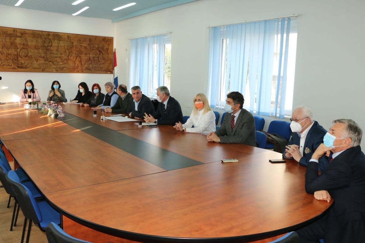 sveuciliste-u-splitu-grad-sinj-ljutic-miro-bulj (1)