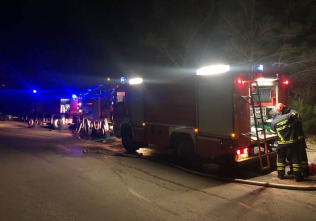 VATRENA BUKTINJA U SPLITU Planulo skladište guma, na teren izašao velik broj vatrogasaca