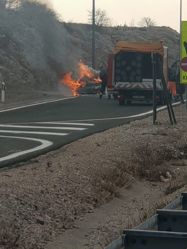 vozilo autoput gori maslenica (1)