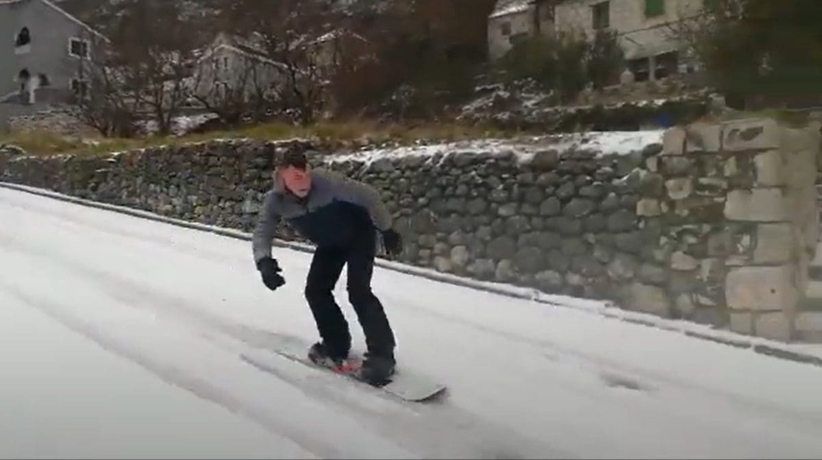 VIDEO Ne tako daleko od Splita nije se propustila prilika uživati u zimskim radostima