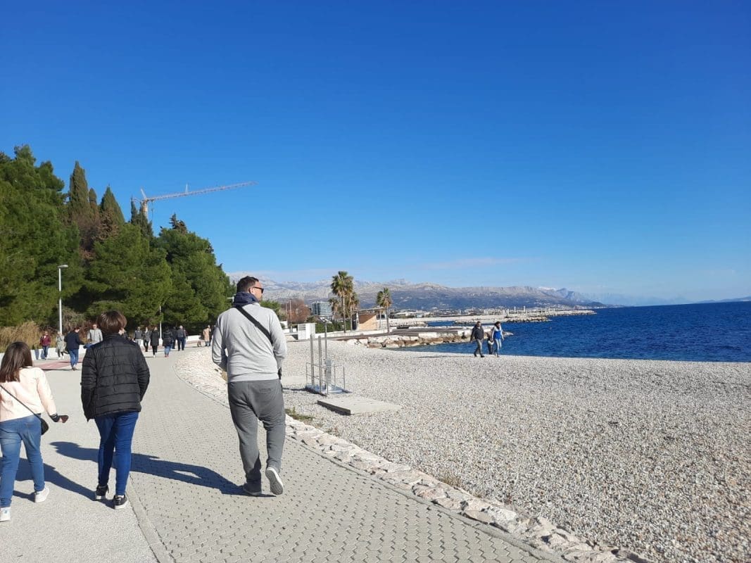 BISTE LI SE VI USUDILI OKUPATI? Sunce izmamilo Splićane na omiljene gradske plaže, a uvijek se nađe neki kupač