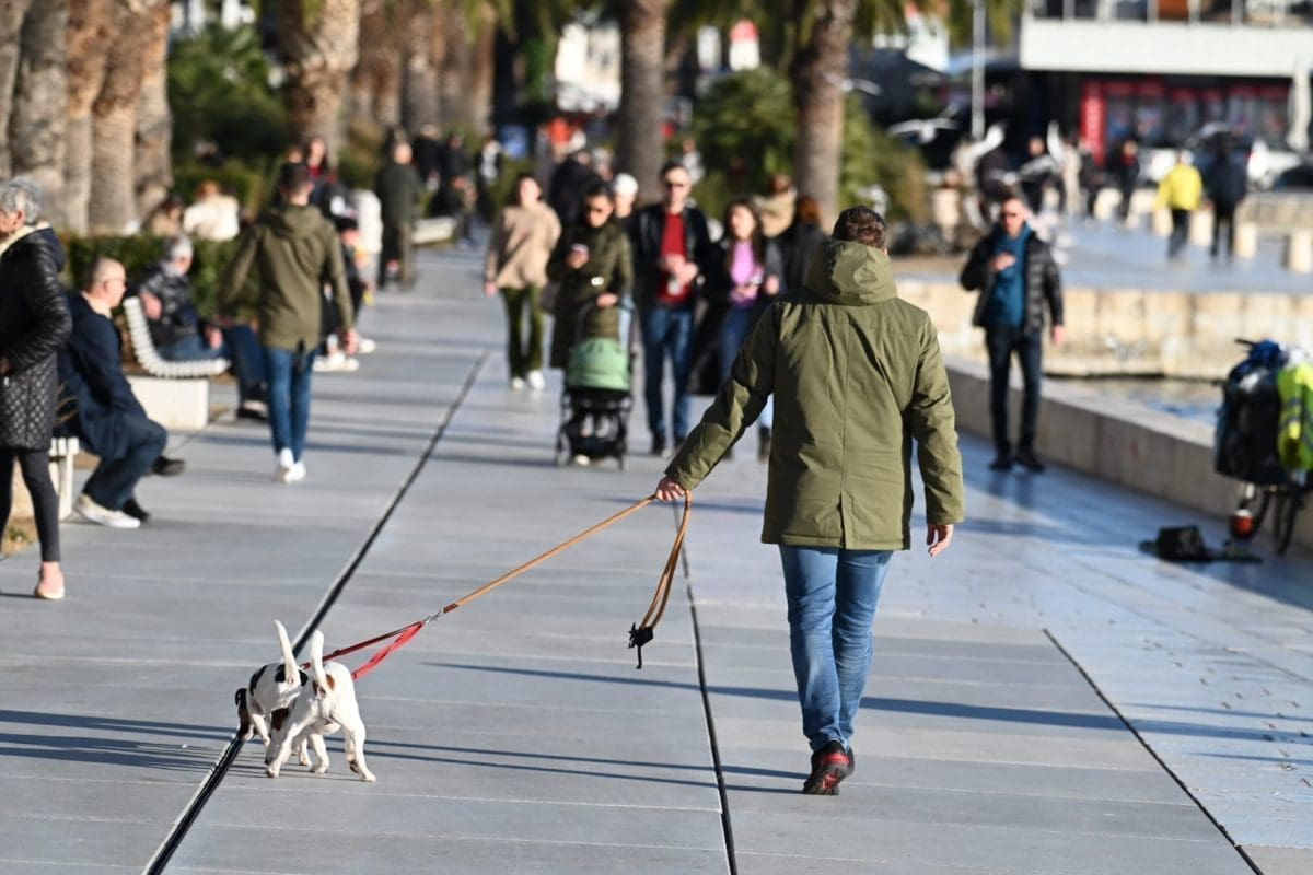 MA, NEMA ZIME! Sunce izmamilo Splićane na Rivu, cure sa "zidića" posebno plijenile pažnju