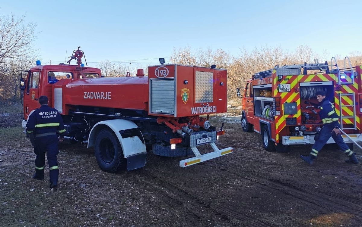 Izbio požar u okolici Zadvarja: "Ljudi se malo zaigraju, tako je sada svaki dan"