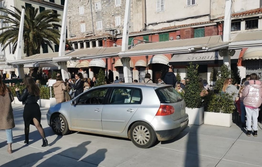 Splićani gledali u čudu: "Vlasnik se odlučio pohvaliti Golfom nasred Rive"