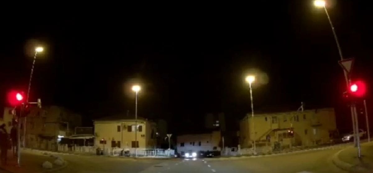 JE LI OVO MOGUĆE? Vozač na Gripama 'elegantno' prošao kroz crveno