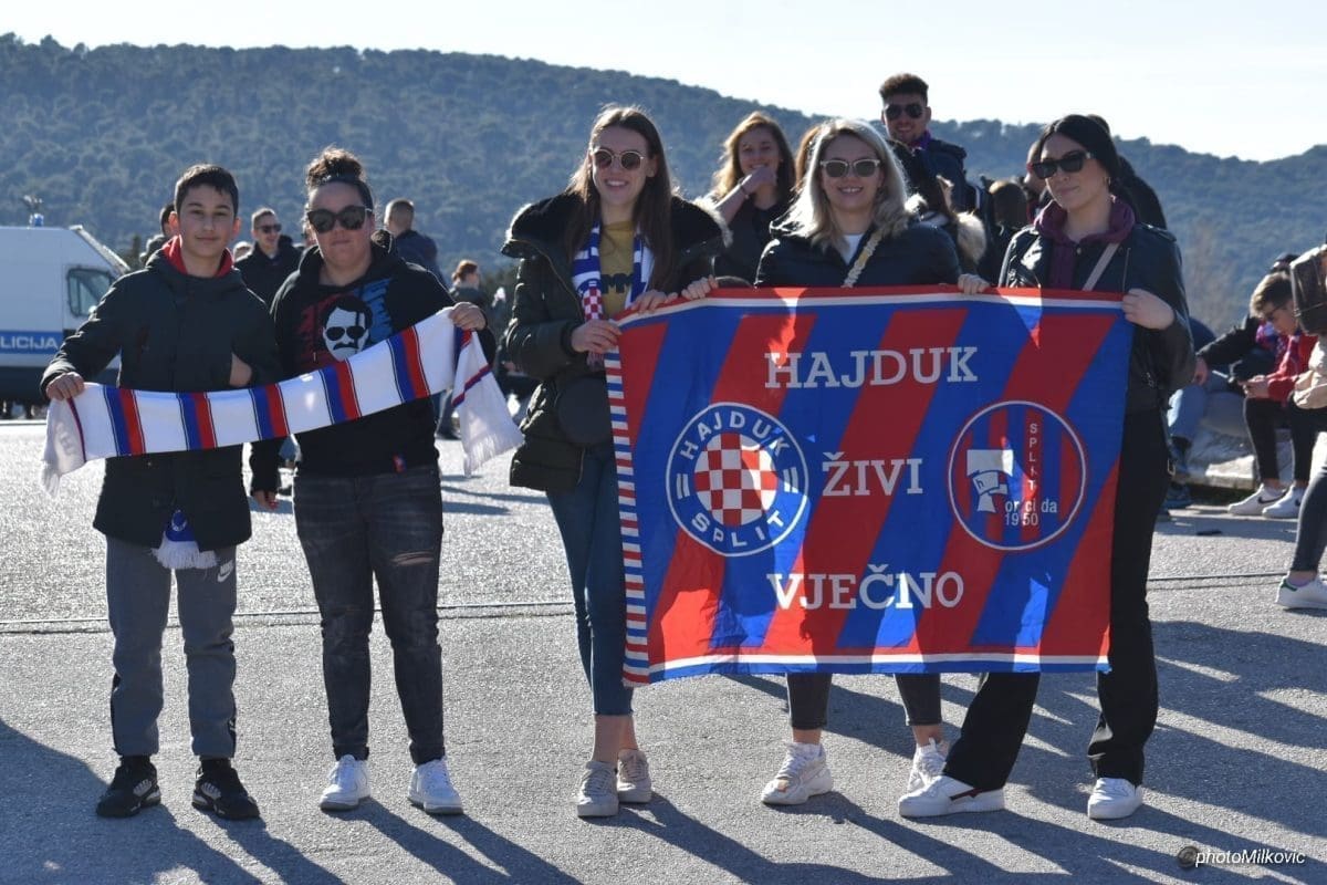 BROJNI NAVIJAČI POHRLILI DANAS NA POLJUD Pogledajte rođendansku atmosferu pred stadionom