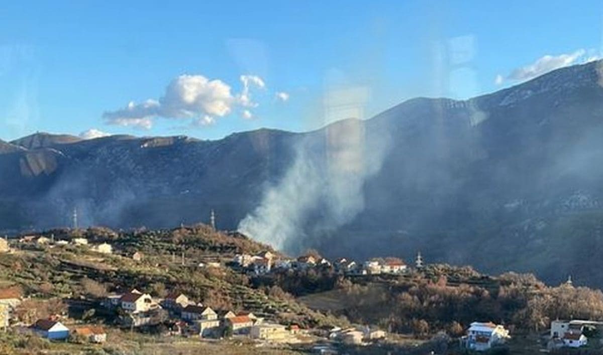 CRNI DIM IZNAD OMIŠA Požar došao nadomak kuća, 30 vatrogasaca na intervenciji