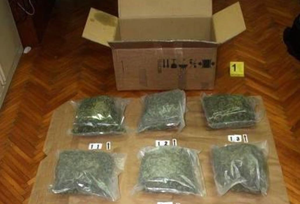 "PALI" S PREKO 30 KG MARIHUANE Uhićen dvojac, pretražili im stan i vozilo na području Splita i Solina