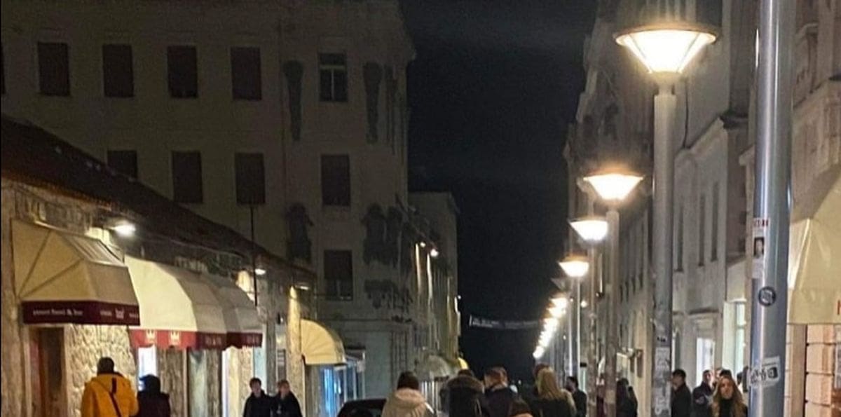 ŠTO SE DOGAĐA U MARMONTOVOJ ULICI? U strogo pješačkoj zoni - automobil