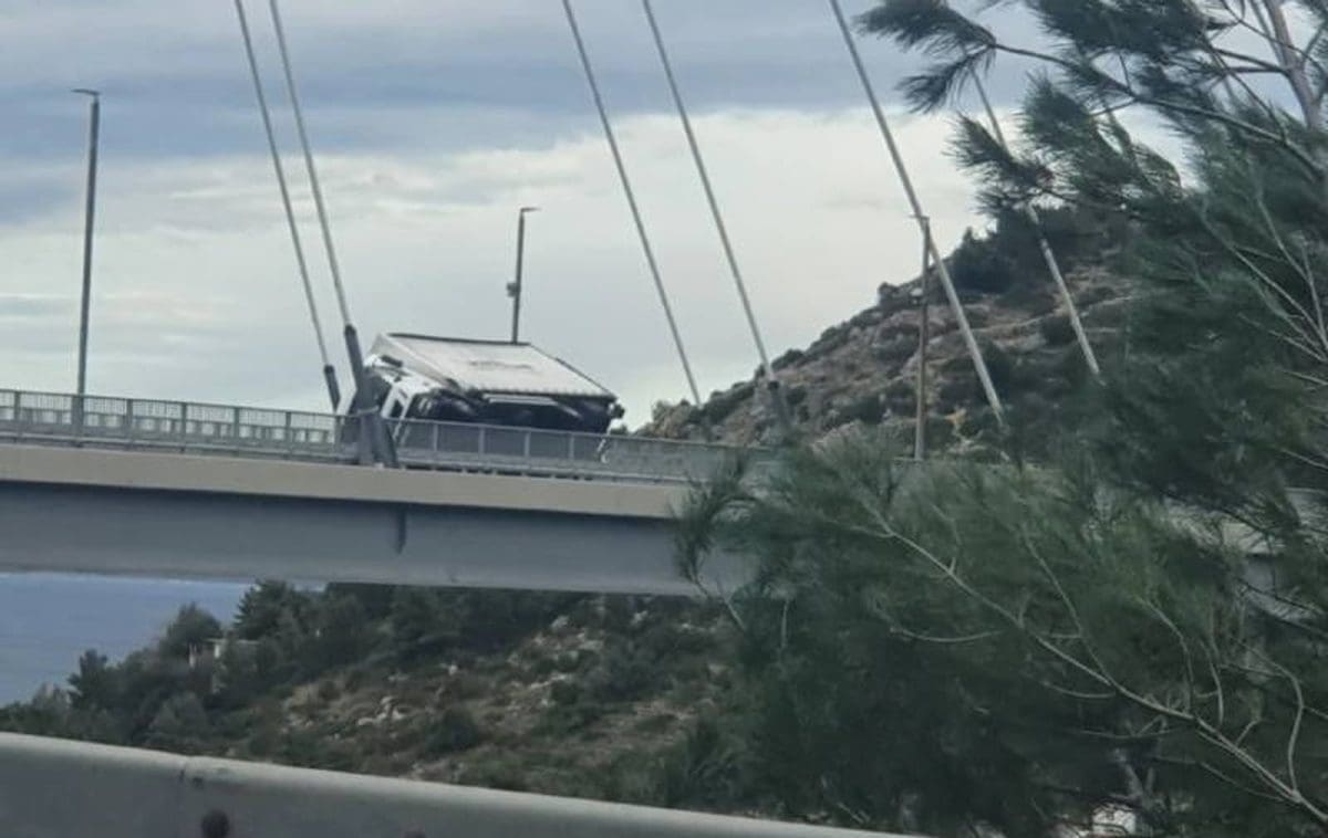 PROMETNA NESREĆA U DALMACIJI Na mostu se prevrnuo kamion: "Je li vozač mostom prelazio tijekom zabrane prolaska?"