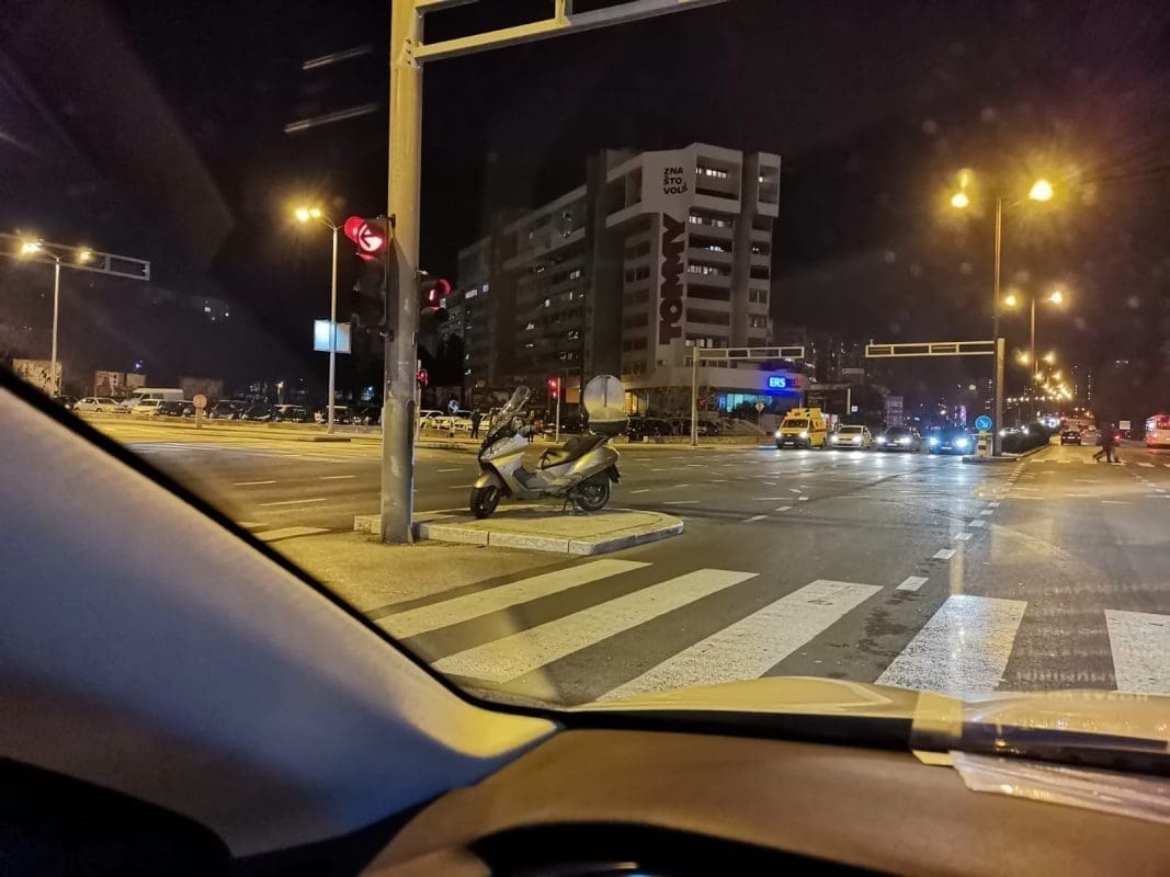 OSTAO BEZ MJESTA ZA SVOG LIMENOG LJUBIMCA Pogledajte gdje je ovaj vozač parkirao svoj motocikl