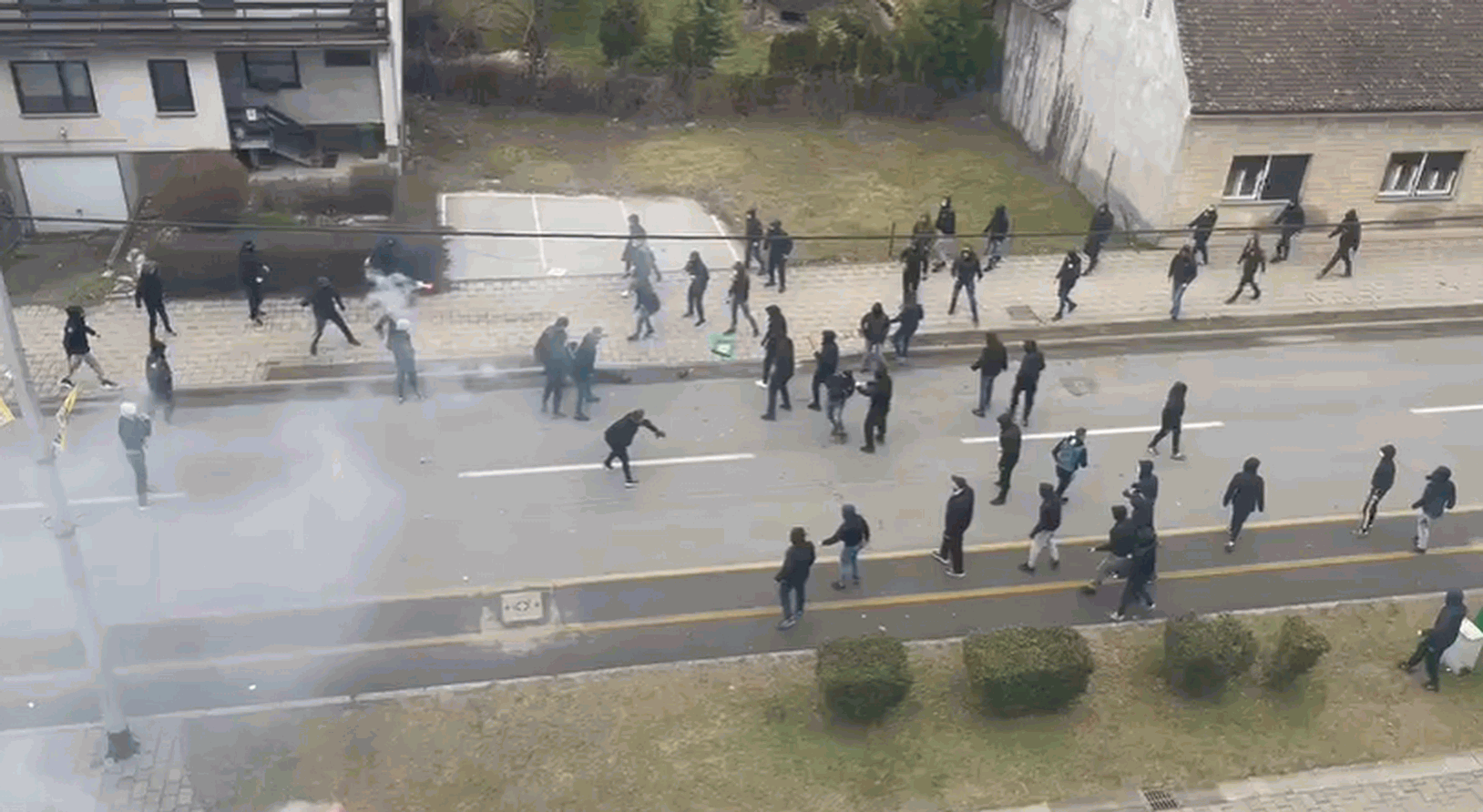 TOTALNI NERED U VELIKOJ GORICI Navijači se tukli, palili baklje i bacali predmete