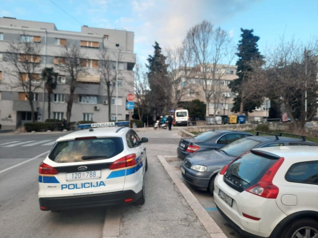 POTJERA U SPLITSKOJ VUKOVARSKOJ Policija lovila vozača, javila nam se uznemirena čitateljica: "Uopće nije ugodno prolaziti s dicom. Užas, sve je puno policije"