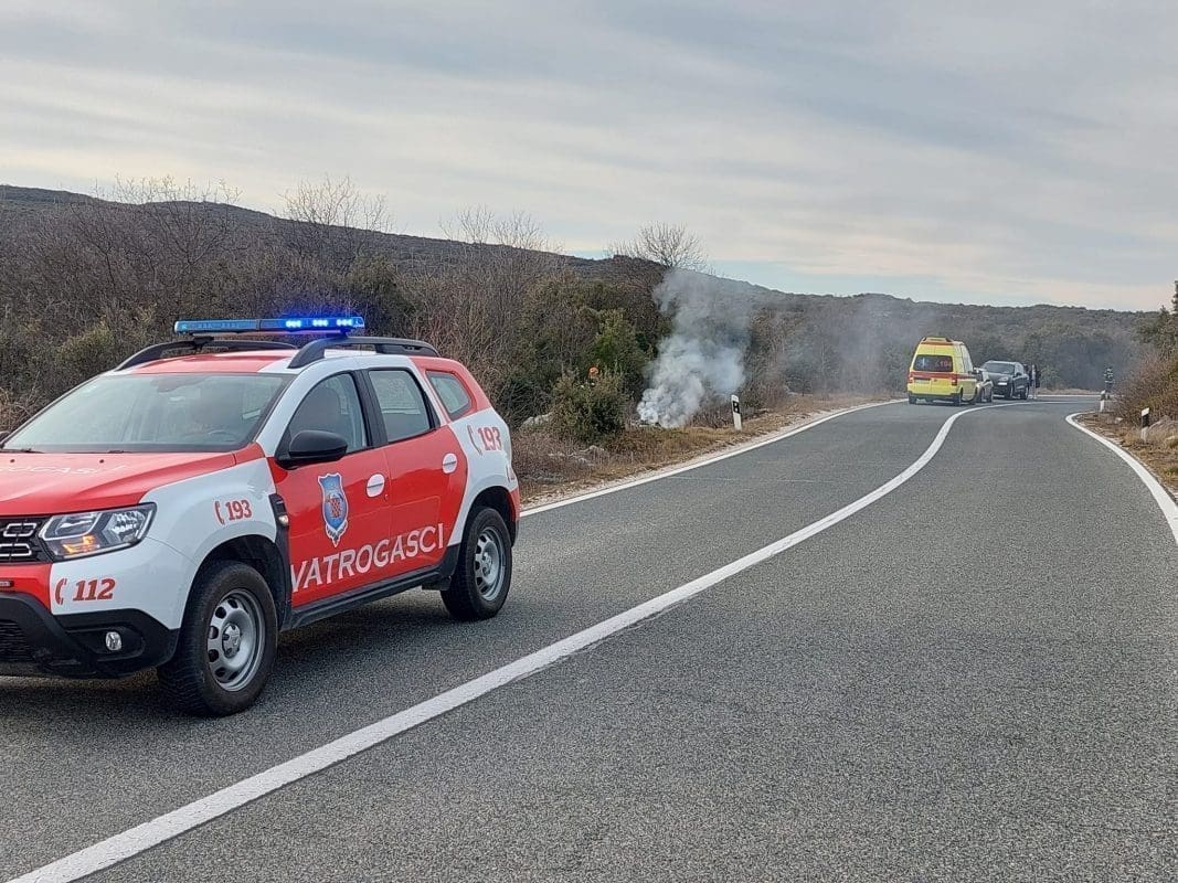 TEŠKA NESREĆA NA BRAČU Motor sletio s ceste i potpuno izgorio. Jedna osoba ozlijeđena, prevezena u KBC Split