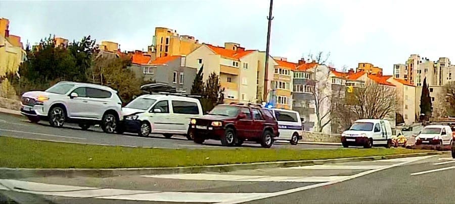 PROMETNA U SPLITU Sudar dvaju automobila