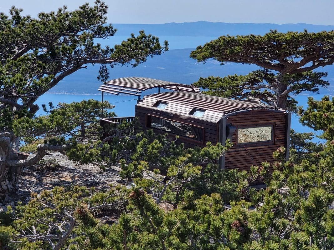 JE LI OVO NAJLJEPŠE PLANINARSKO SKLONIŠTE U HRVATSKOJ? Biokovo od jučer bogatije za novi planinarski objekt, pogled oduzima dah