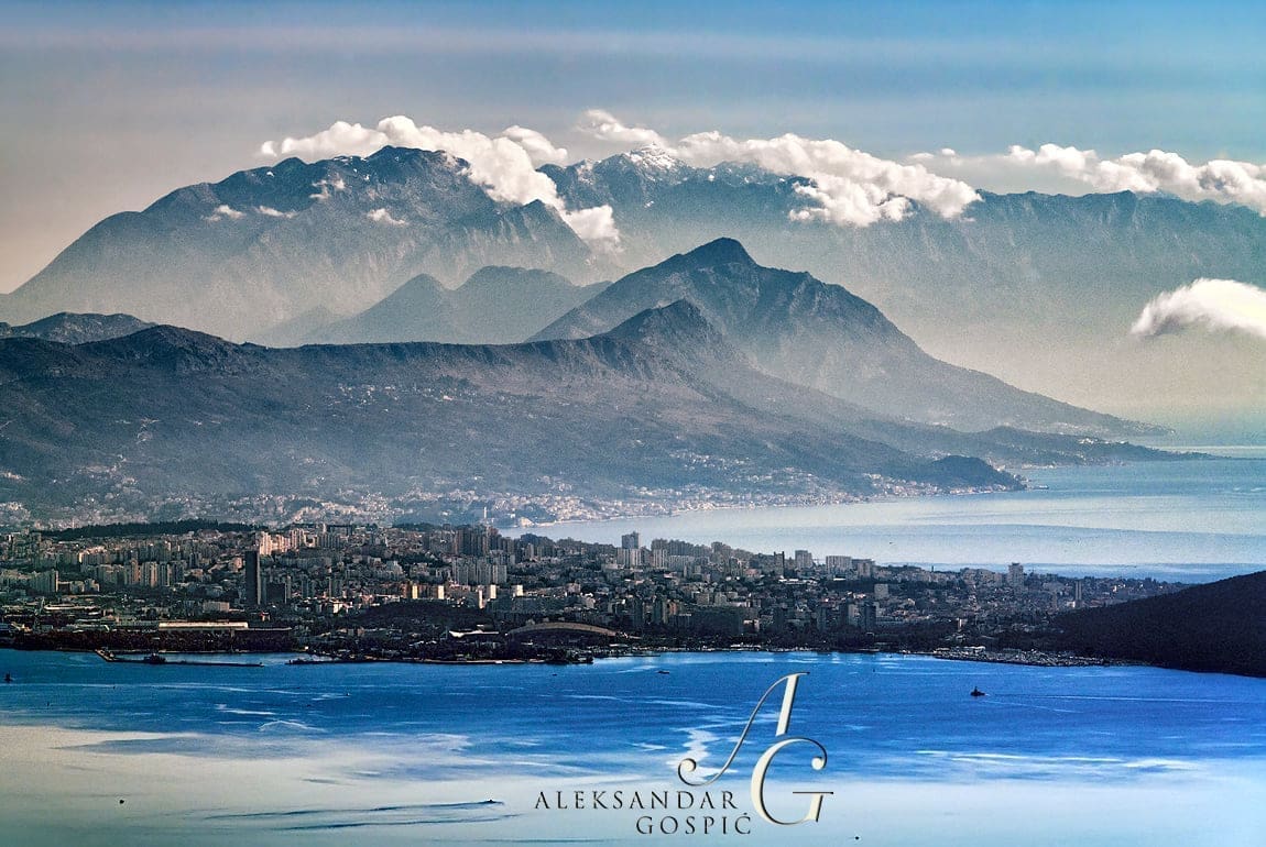 PANORAMA KOJA ODUŠEVLJAVA Znate li odakle je snimljen ovaj prizor? Kakav pogled od Splita do Biokova...